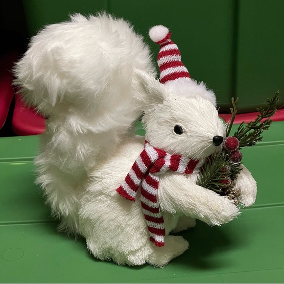 White Christmas Woodland Squirrel - Picture 8 of 12